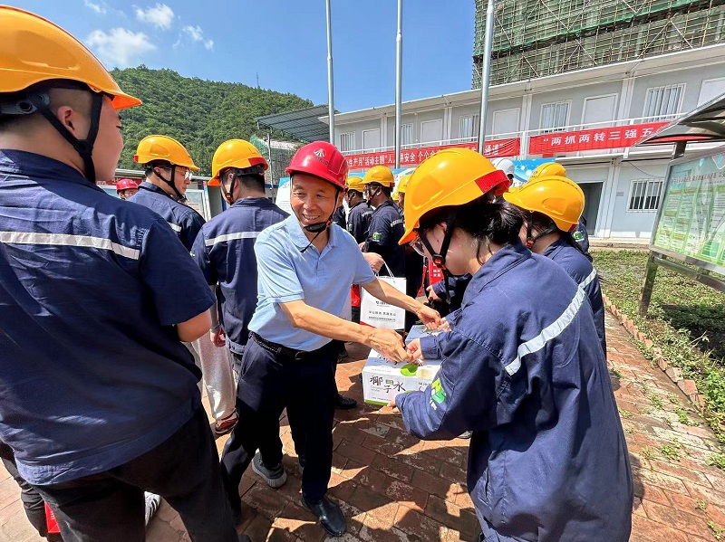 三伏送清涼，高溫不服“暑”——王琦走進(jìn)基層慰問(wèn)一線職工并調(diào)研指導(dǎo)工作